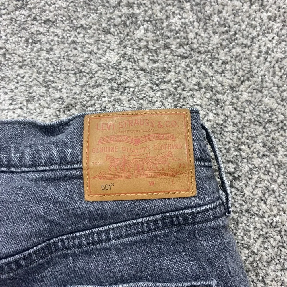 Levis Shorts Womens 31 denim jeans black button fly distressed frayed Cheeky's 2